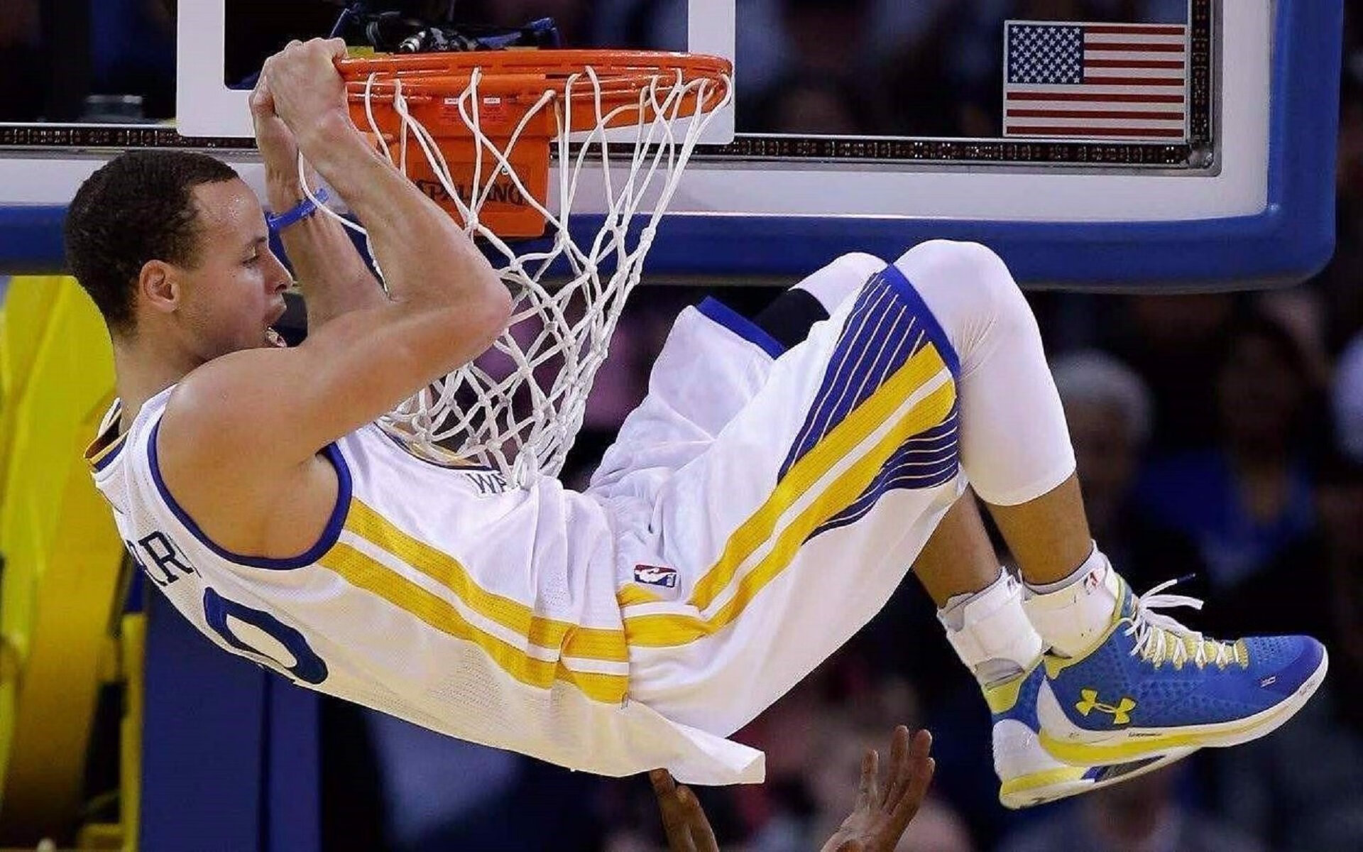 丹麦核心安赛龙作为东道主在看台观战，并为现场的小球童们亲切签名。